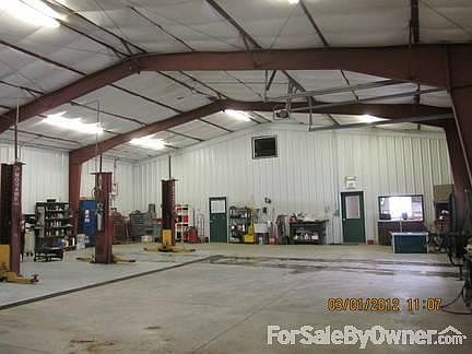 Work area
						:
						With heated floors
