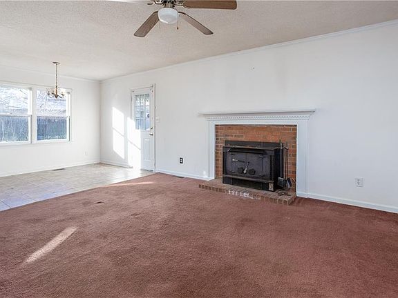 5th image of 2247 Holland Ave