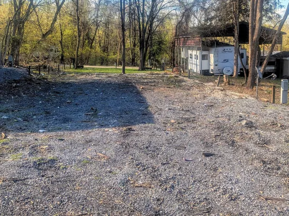 32 Neverglades Ave, Falling Waters, WV 25419