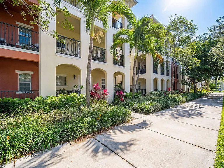 261 SW 6th Pl — Photo 65