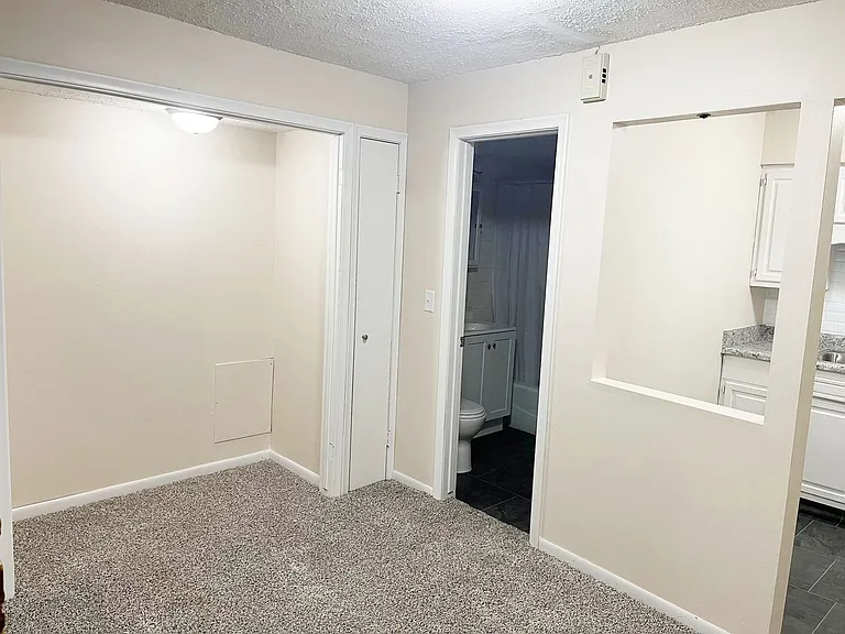 Castle Court Apartments - Midtown — Photo 17