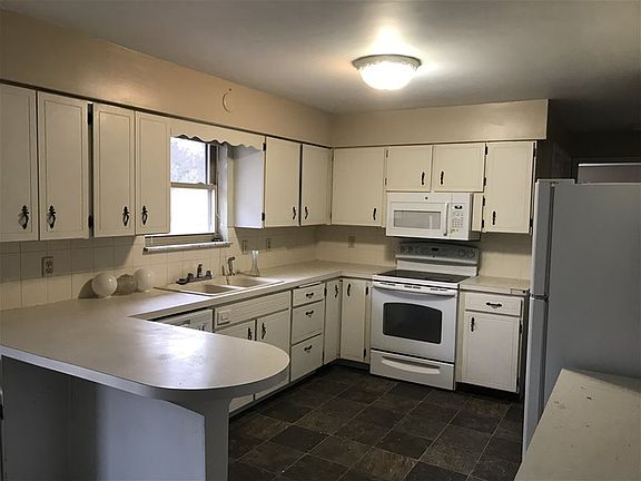 4th image of 412 120th Ave