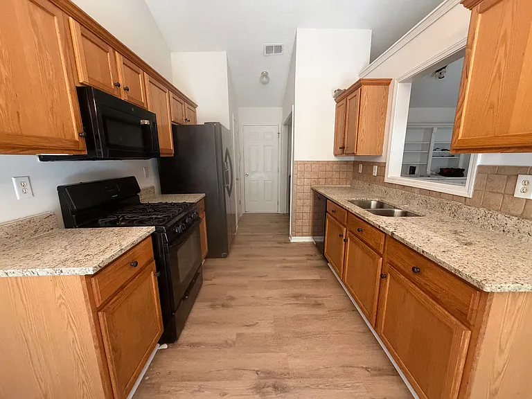5652 Riverside Walk Dr — Photo 3