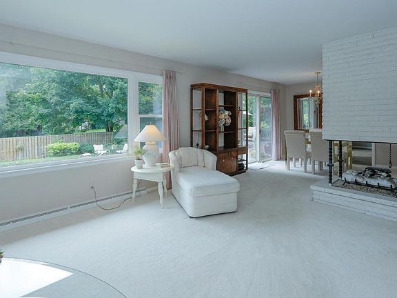 5125 Grosse Pointe St-105