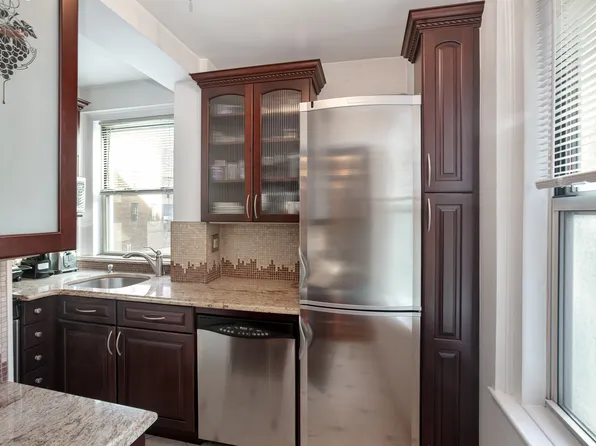 333 East 43rd Street image 3 of 8