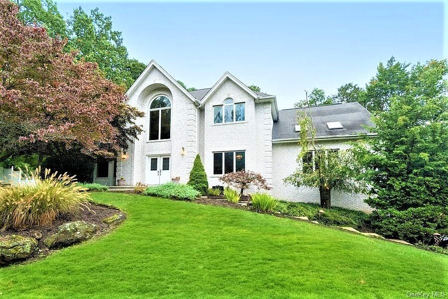 1st image of 2 Alcott Ct