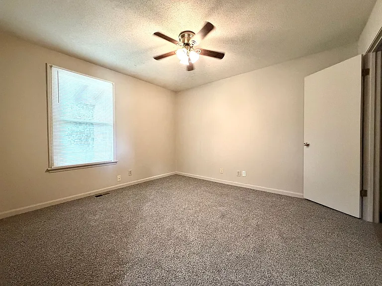 Bancroft Circle Apartments — Photo 36