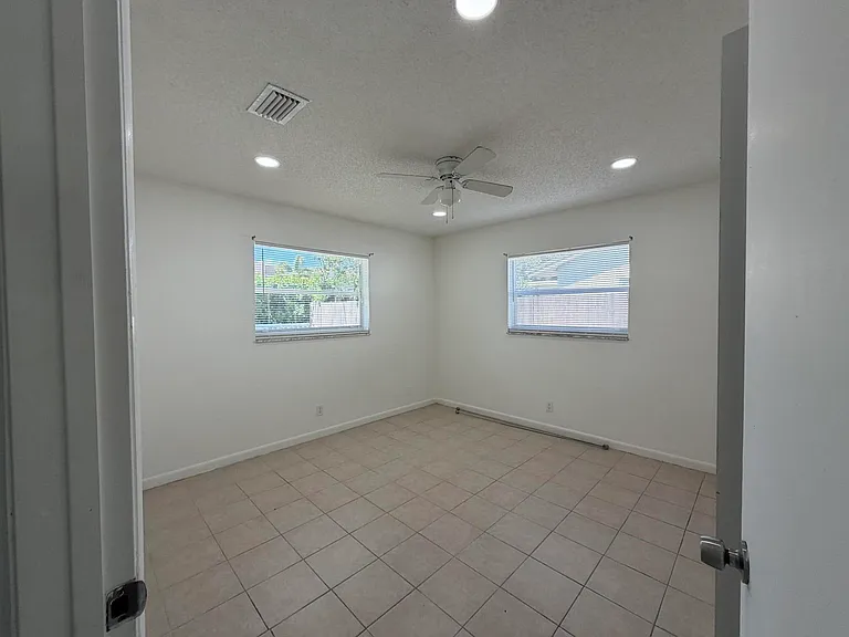 443 SE 13th Ct — Photo 9