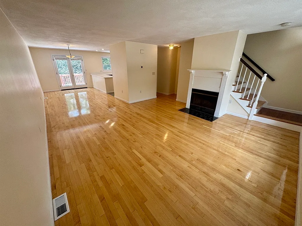 2 bed, 1.5 bath, 1405 sqft, $4,100 — Photo 3