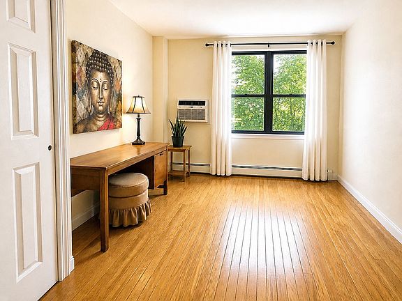 5th image of 220 Manhattan Ave APT 1L