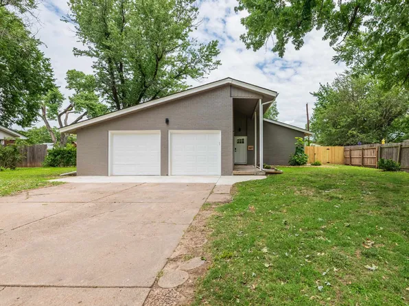 820 N Brownthrush Ln, Wichita, KS 67212