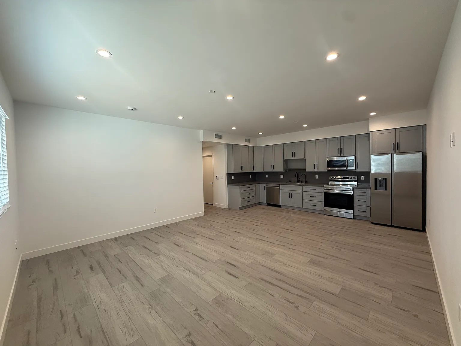 3 bed, 2.5 bath, 1176 sqft, $3,700 — Photo 4