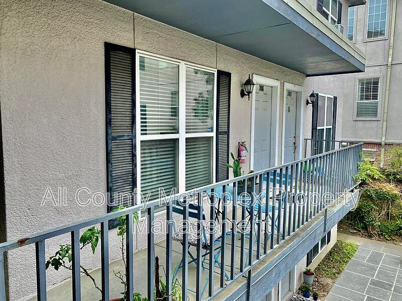 2 bed, 1.5 bath, 972 sqft, $1,895 — Photo 1