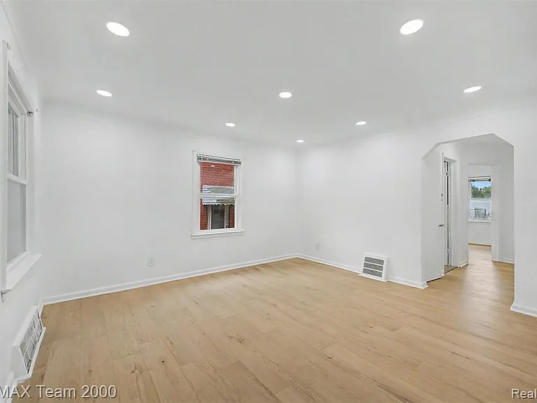 1670 Riverbank St — Photo 3