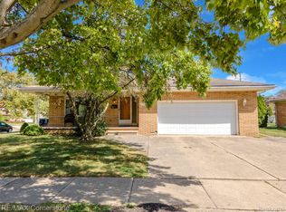5760 Linden Dr, Dearborn Heights, MI 48127