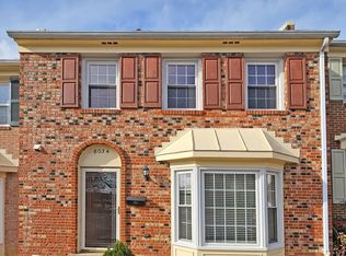 8034 Sleepy View Ln, Springfield, VA 22153