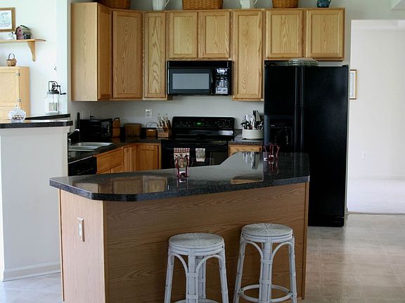 Kitchen w/island