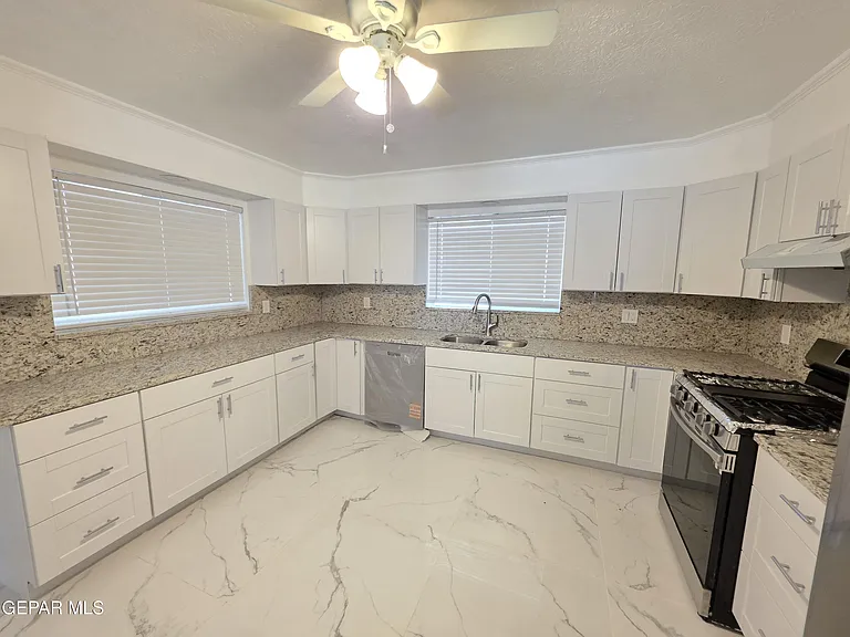 302 Quincy Ave — Photo 7