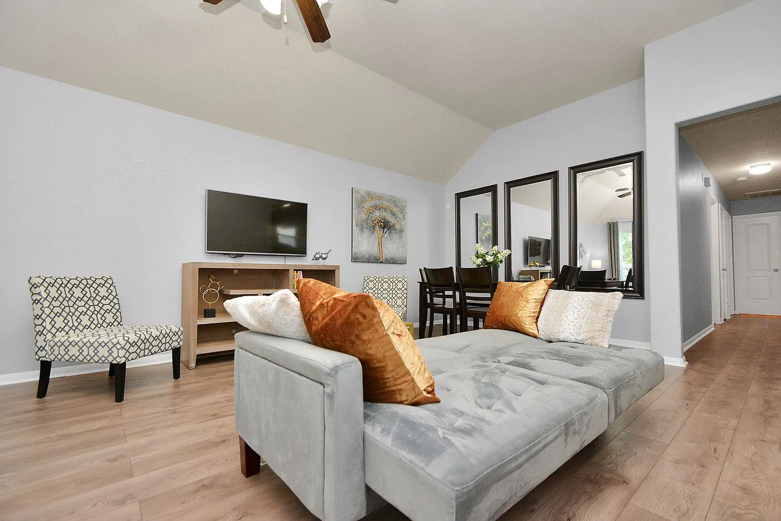 3 bed, 2.0 bath, 1550 sqft, $3,018 — Photo 3