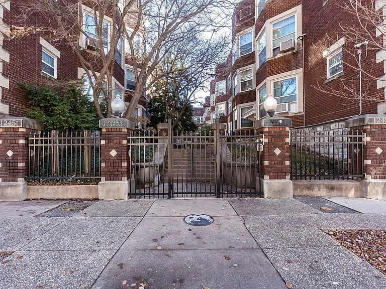 Cavalier Apartments — Photo 4