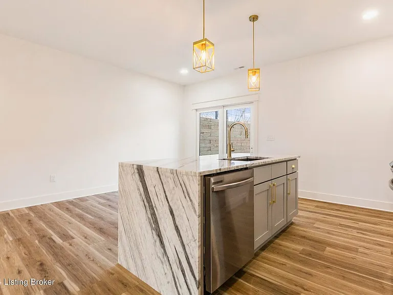 923 E Oak St — Photo 28