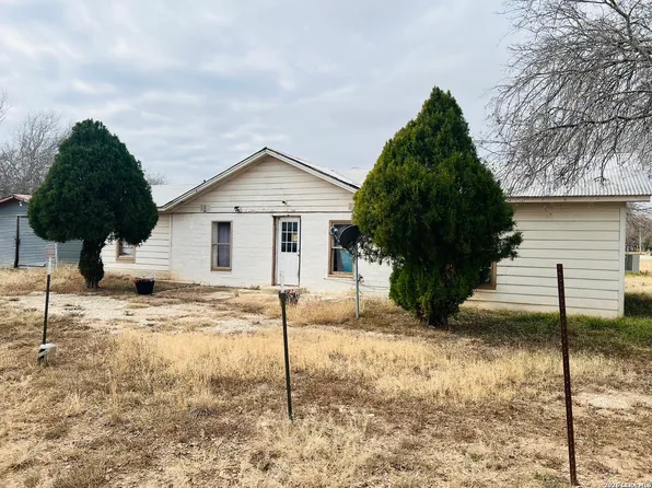 817 El Paso St, Sabinal, TX 78881