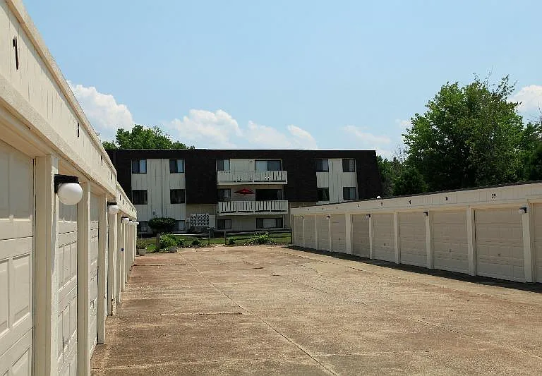 Oak Hills West Apartments — Photo 4