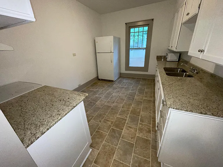 309 S West St — Photo 11