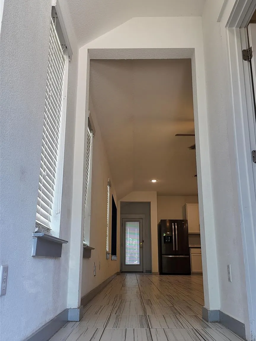 3 bed, 2.0 bath, 1420 sqft, $2,050 — Photo 2