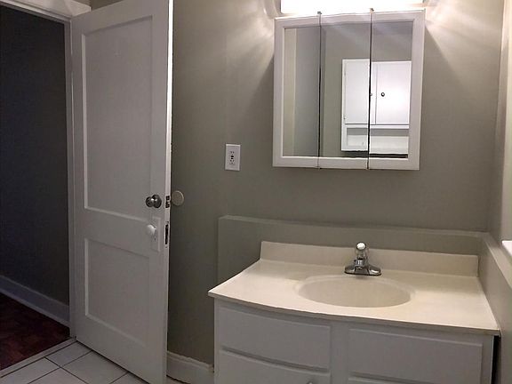 2nd image of 925 S Cox St APT 3