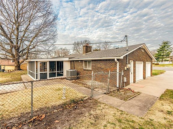 4th image of 7417 N Highland Ave