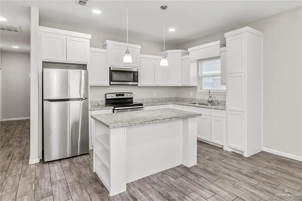 2 bed, 2.0 bath, 928 sqft, $1,075 — Photo 2