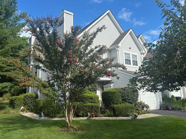 208 Erik Dr, East Setauket, NY 11733