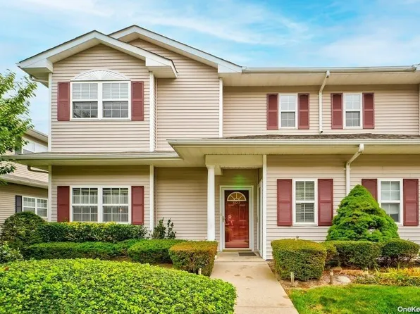 803 Aerie Way #803, East Quogue, NY 11942