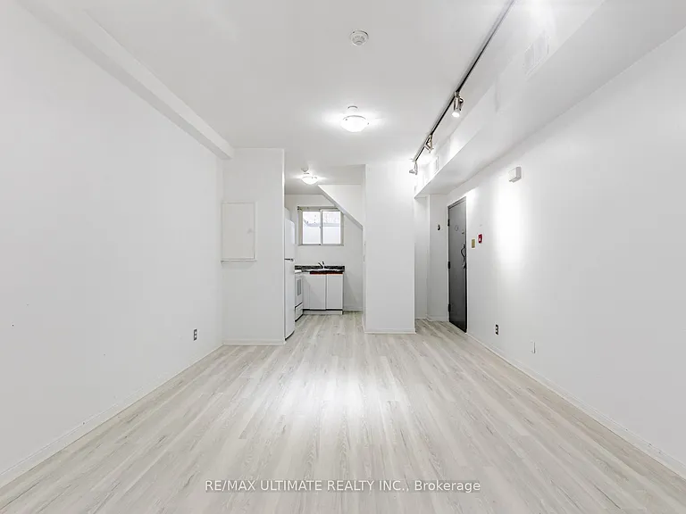 996 Queen St E #4 — Photo 6