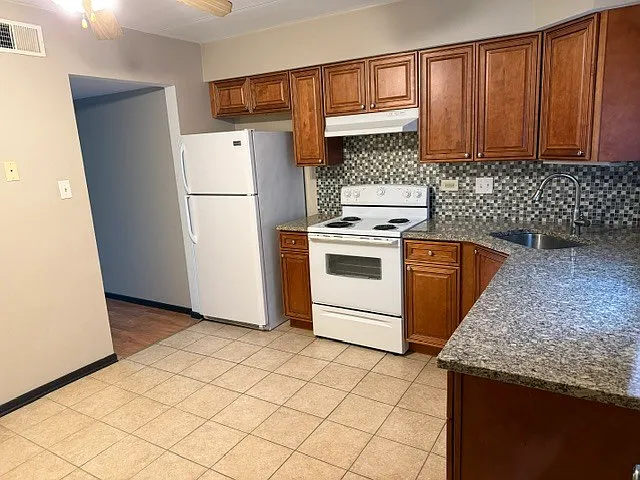 3 bed, 1.5 bath, 1200 sqft, $2,250 — Photo 3