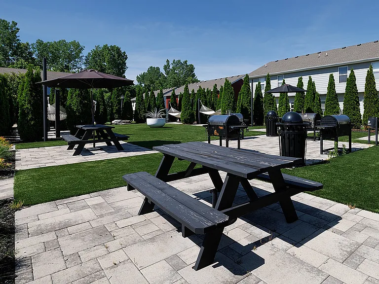 Picnic-Area-The-Row-Apartment-Homes-Near-Mizzou