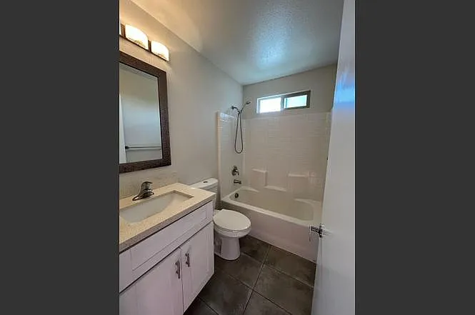 3 bed, 884 sqft, $3,245 — Photo 4