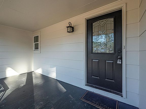 3rd image of 826 Sherwood Forest Dr
