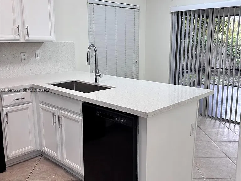 821 W Beckley Sq — Photo 23