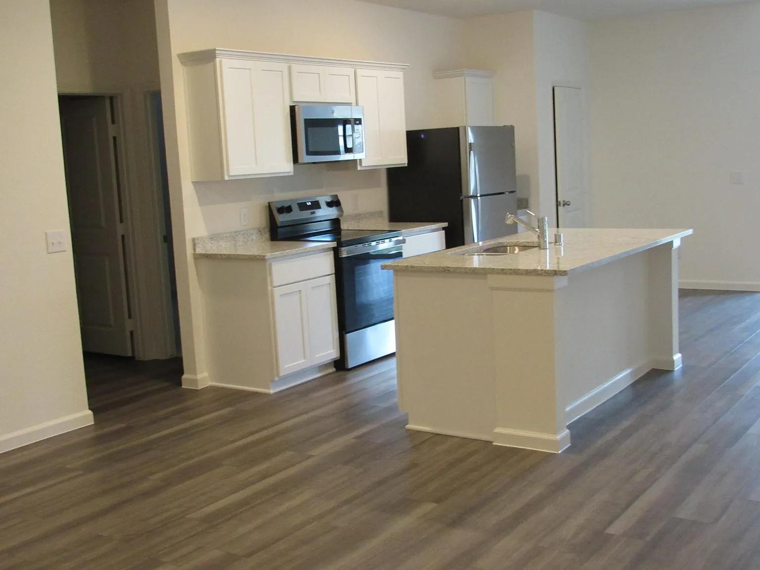 3 bed, 2.0 bath, 1412 sqft, $1,750 — Photo 3