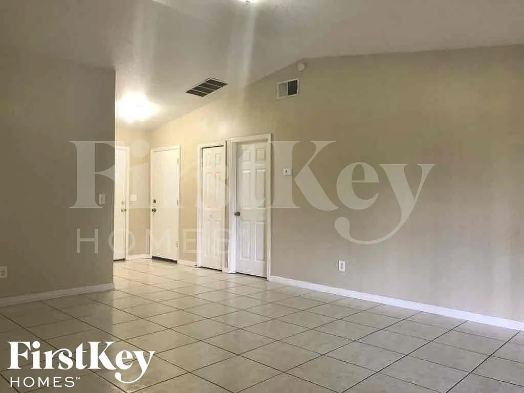 3 bed, 2.0 bath, 1485 sqft, $2,045 — Photo 4