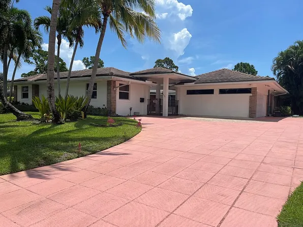 413 N Country Club Dr, Atlantis, FL 33462