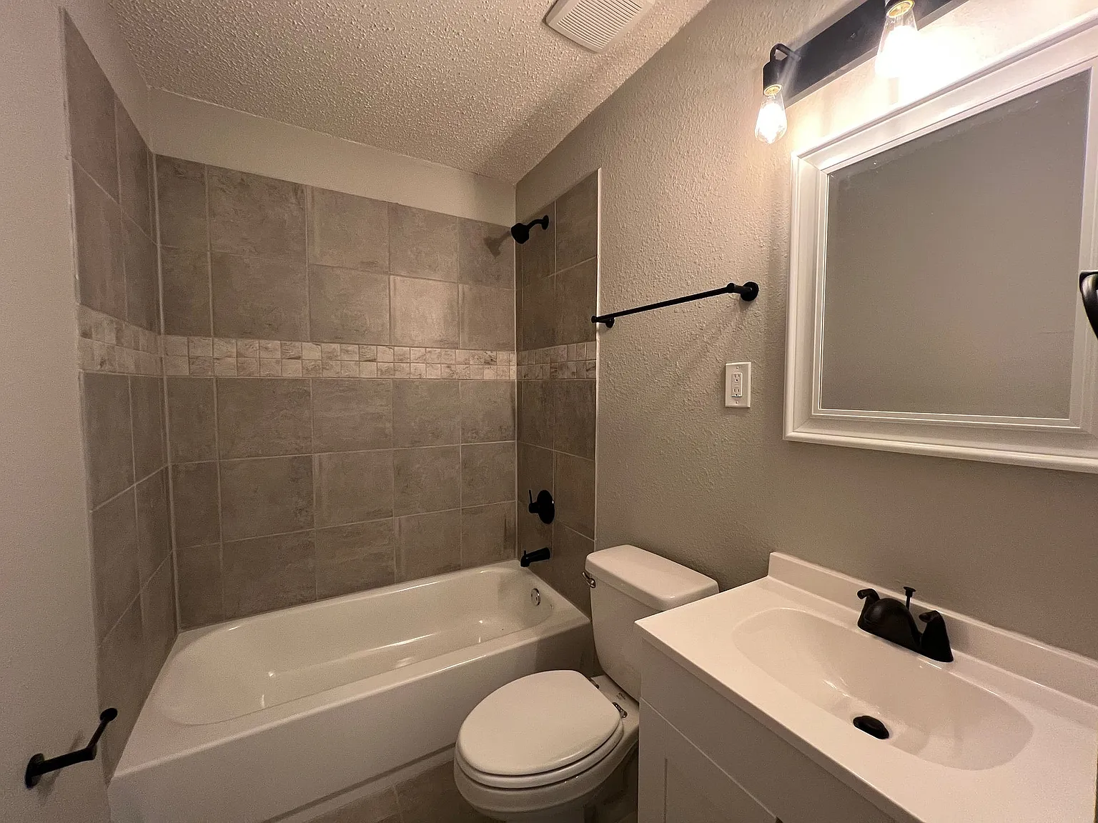 2422 Charjean Cv — Photo 4