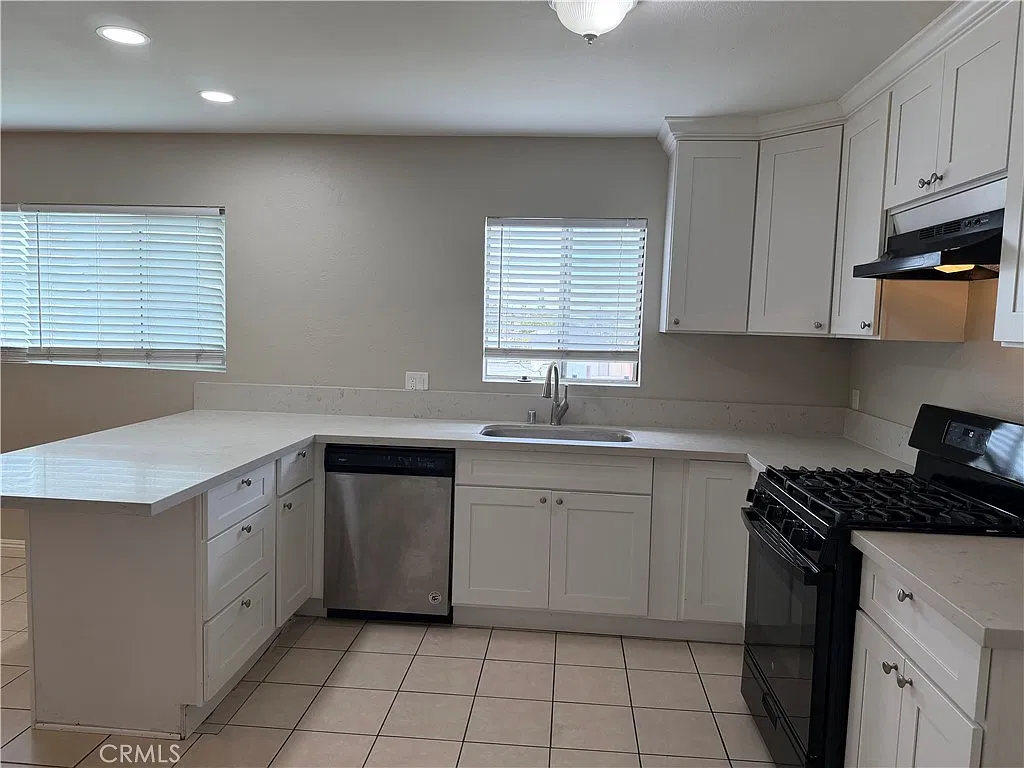 2 bed, 1.5 bath, 900 sqft, $2,290 — Photo 1