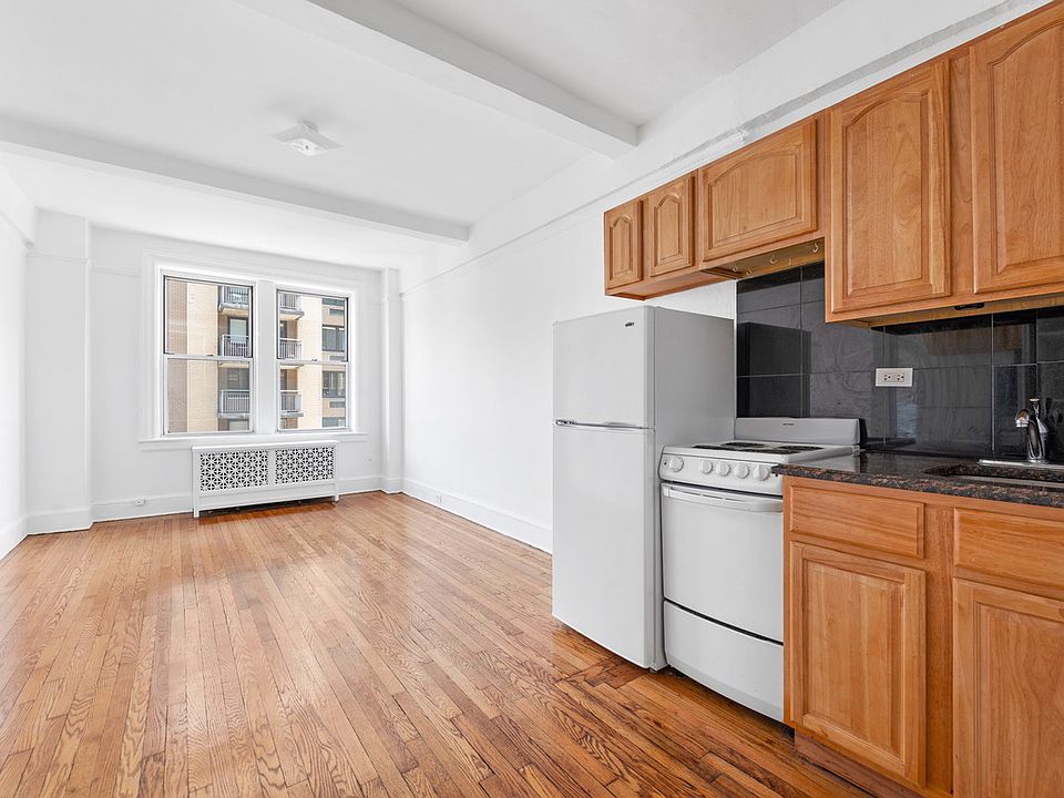 1st image of 200 W 70th St APT 4L3