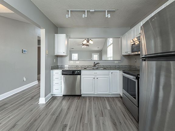 4th image of 400 Summit Townes Way