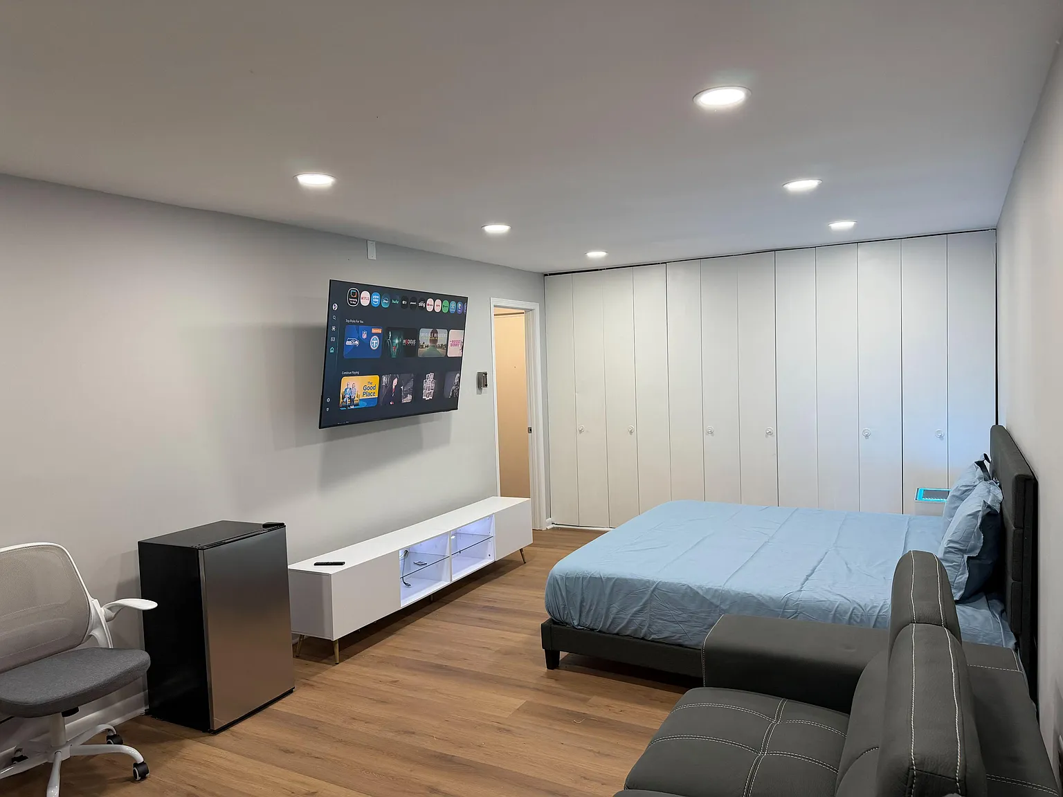 3 bed, 1.0 bath, 1049 sqft, $1,633 — Photo 3