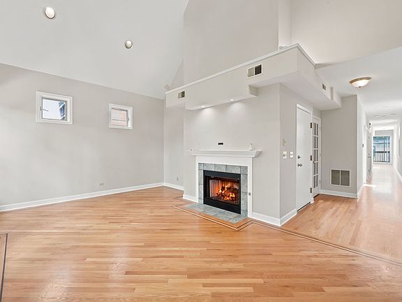 4th image of 920 W Wolfram St APT 4