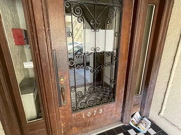 4th image of 1075 Washington St #17